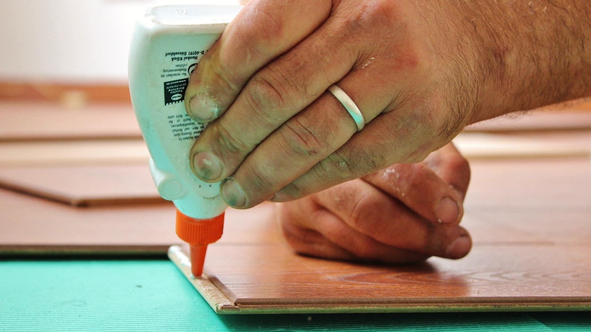 Application d'une colle sur du bois