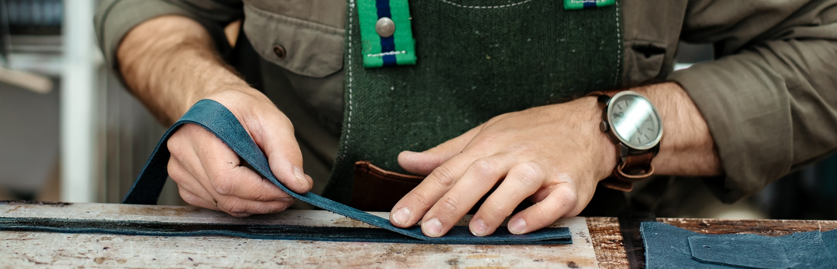 Craftsman who glues leather with leather glue
