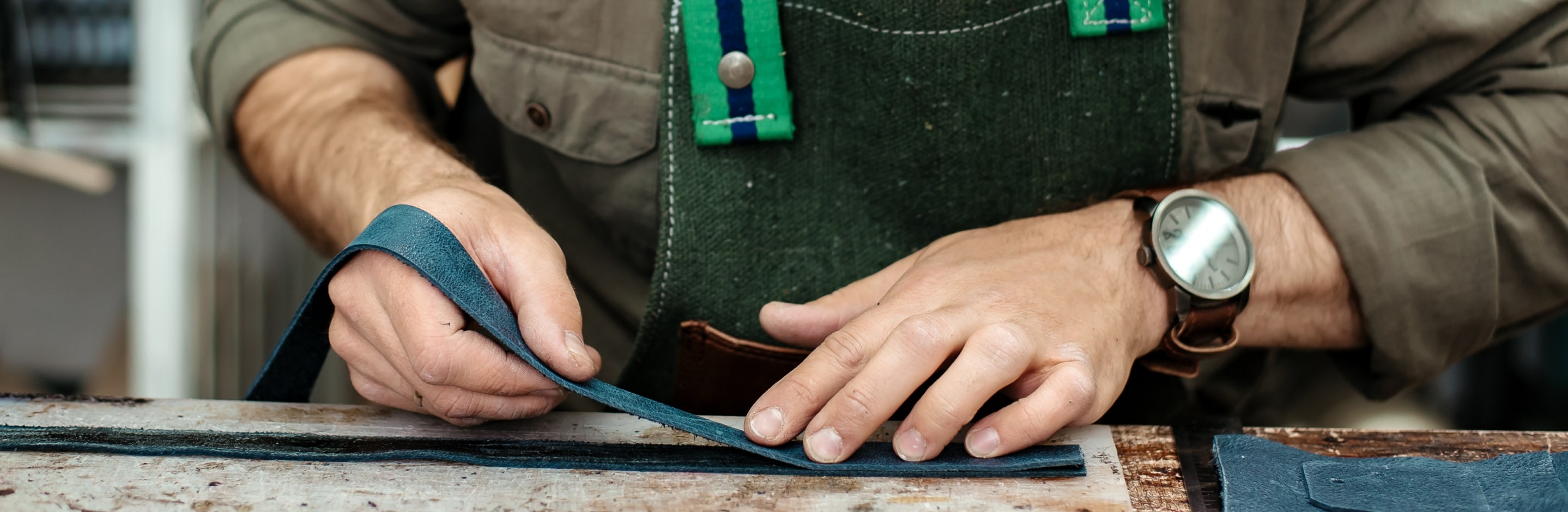 Artisan qui colle du cuir