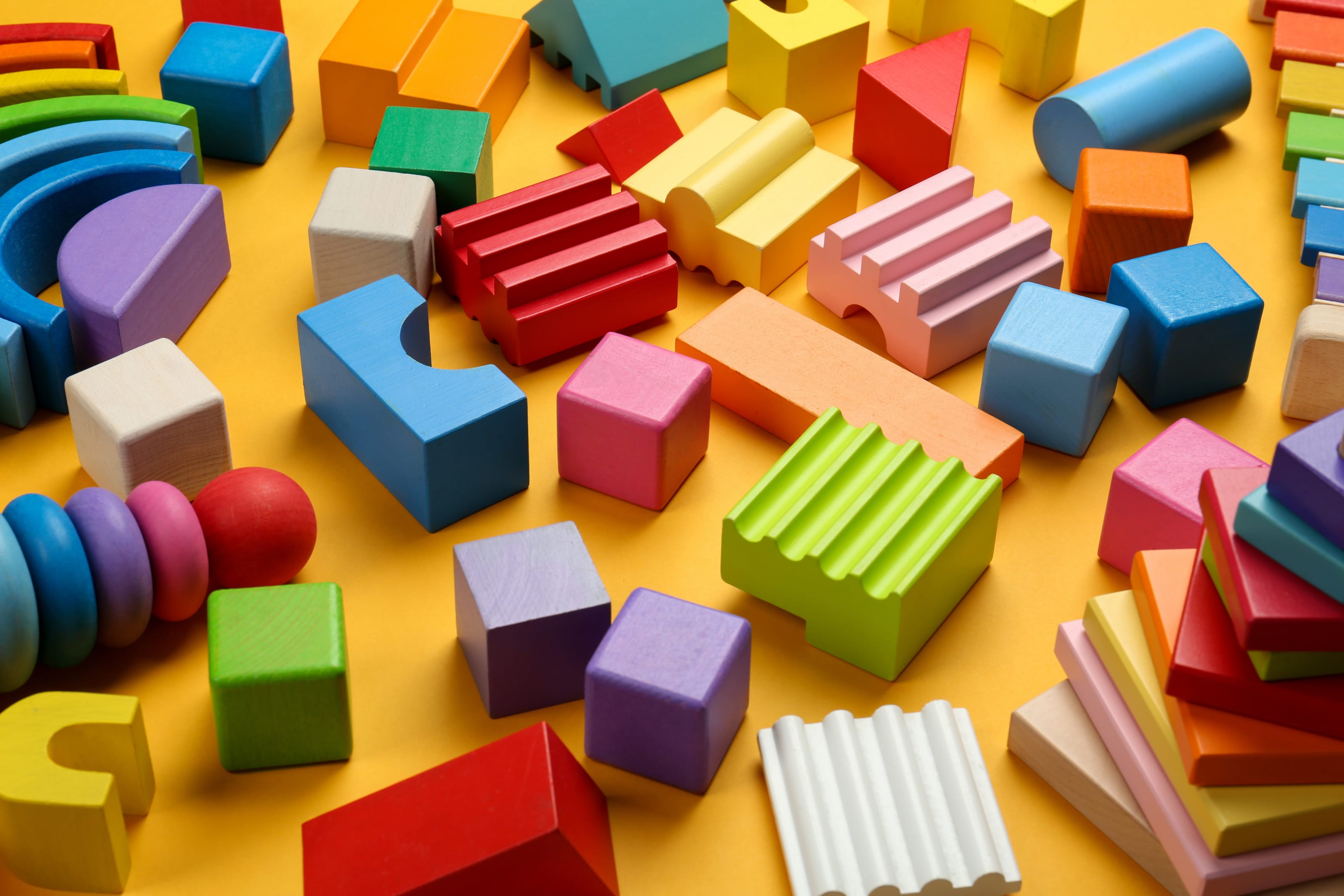 Jouets en bois et en plastique